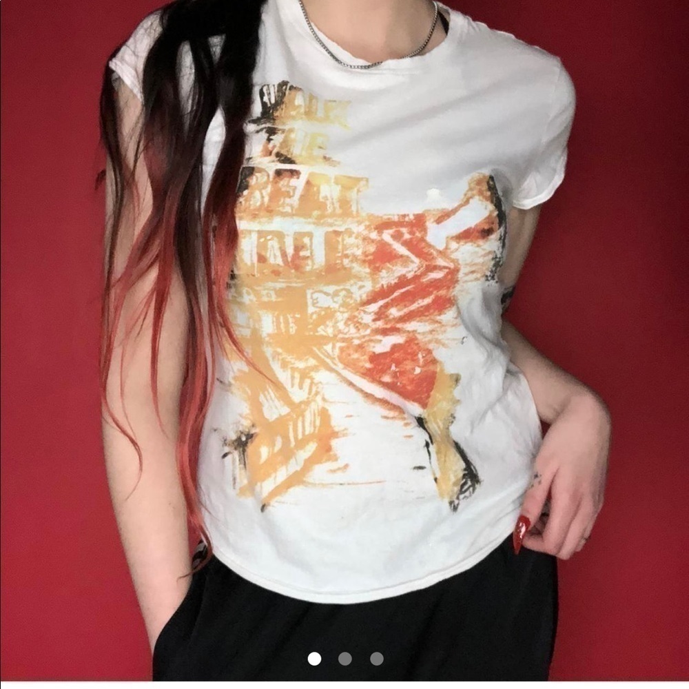 White and orange graphiti / abstract tee shirt 🤍🧡
